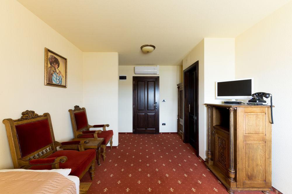 Hotel Castel Royal Mosnita Noua エクステリア 写真