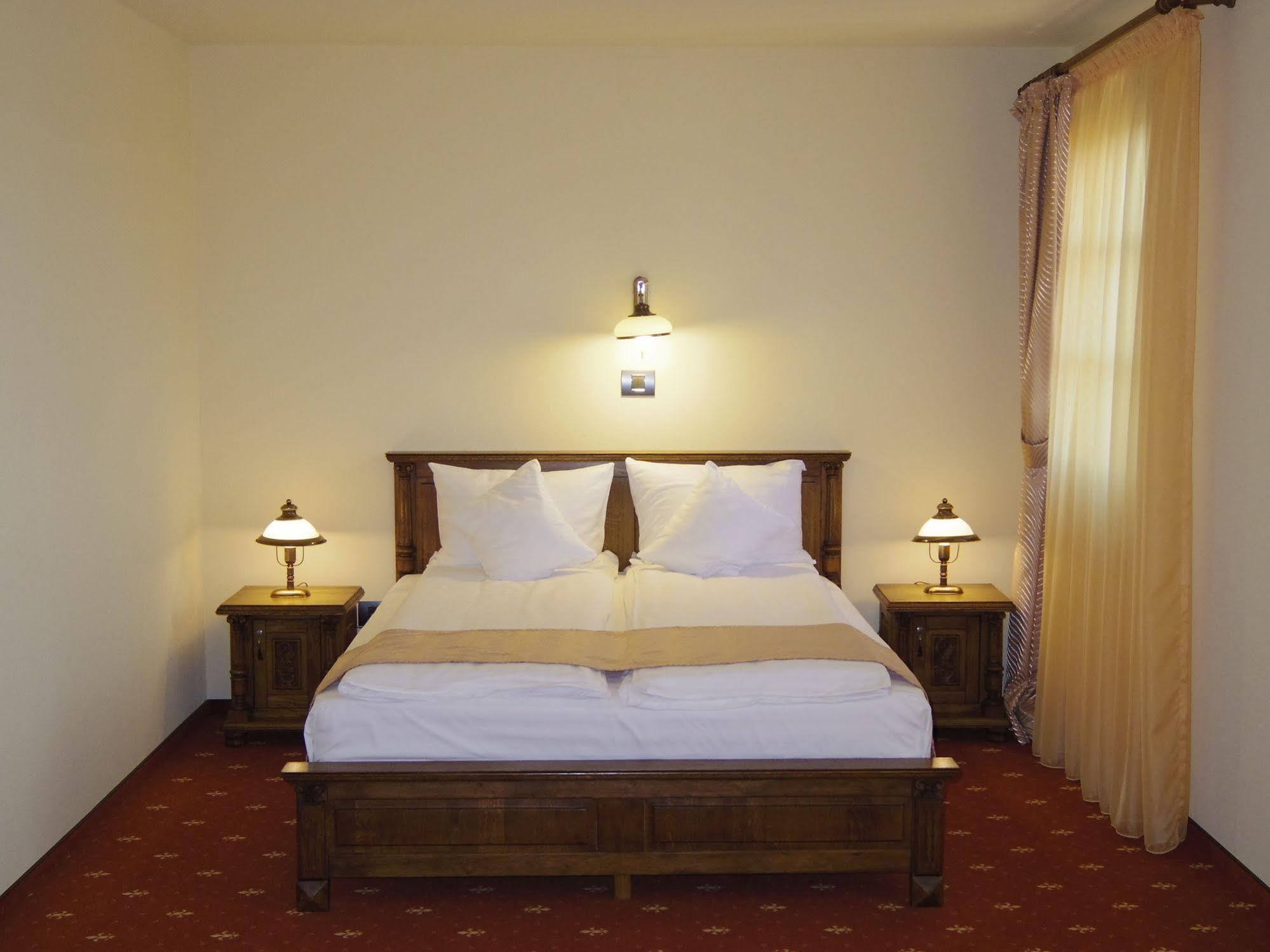 Hotel Castel Royal Mosnita Noua エクステリア 写真